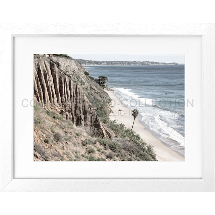 Küstenklippe mit Felsen und einsamer Palme am Strand in Poster Kalifornien Malibu K63