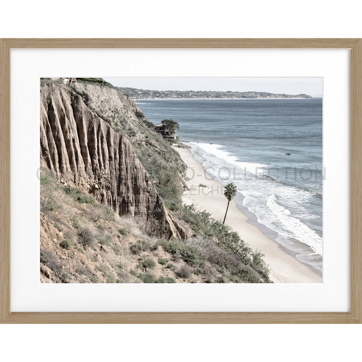 Gerahktes Küstendiagramm mit erodierten Klippen und Sandstrand in Malibu K63