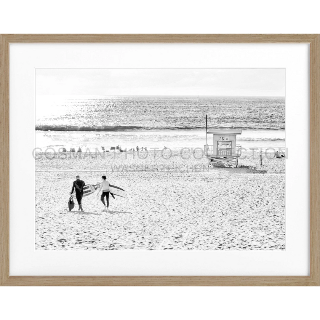 Schwarz-weiß Fotografie von zwei Personen am Strand bei einem Rettungsturm