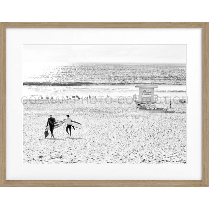 Schwarz-weiß Fotografie von zwei Personen am Strand bei einem Rettungsturm