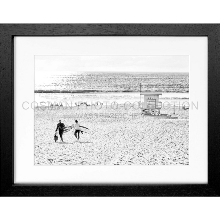 Schwarz-weißes Foto von Surfern am Manhattan Beach mit Rettungsturm im Poster K184