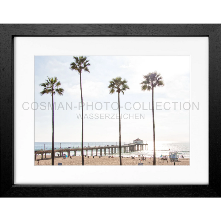 Gerahtes Foto eines Strandpier mit Palmen, Teil des Posters Kalifornien Manhattan Beach K185