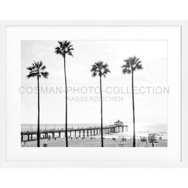 Schwarzweißfotografie eines Strandpiers mit Palmen, Poster Kalifornien Manhattan Beach K185