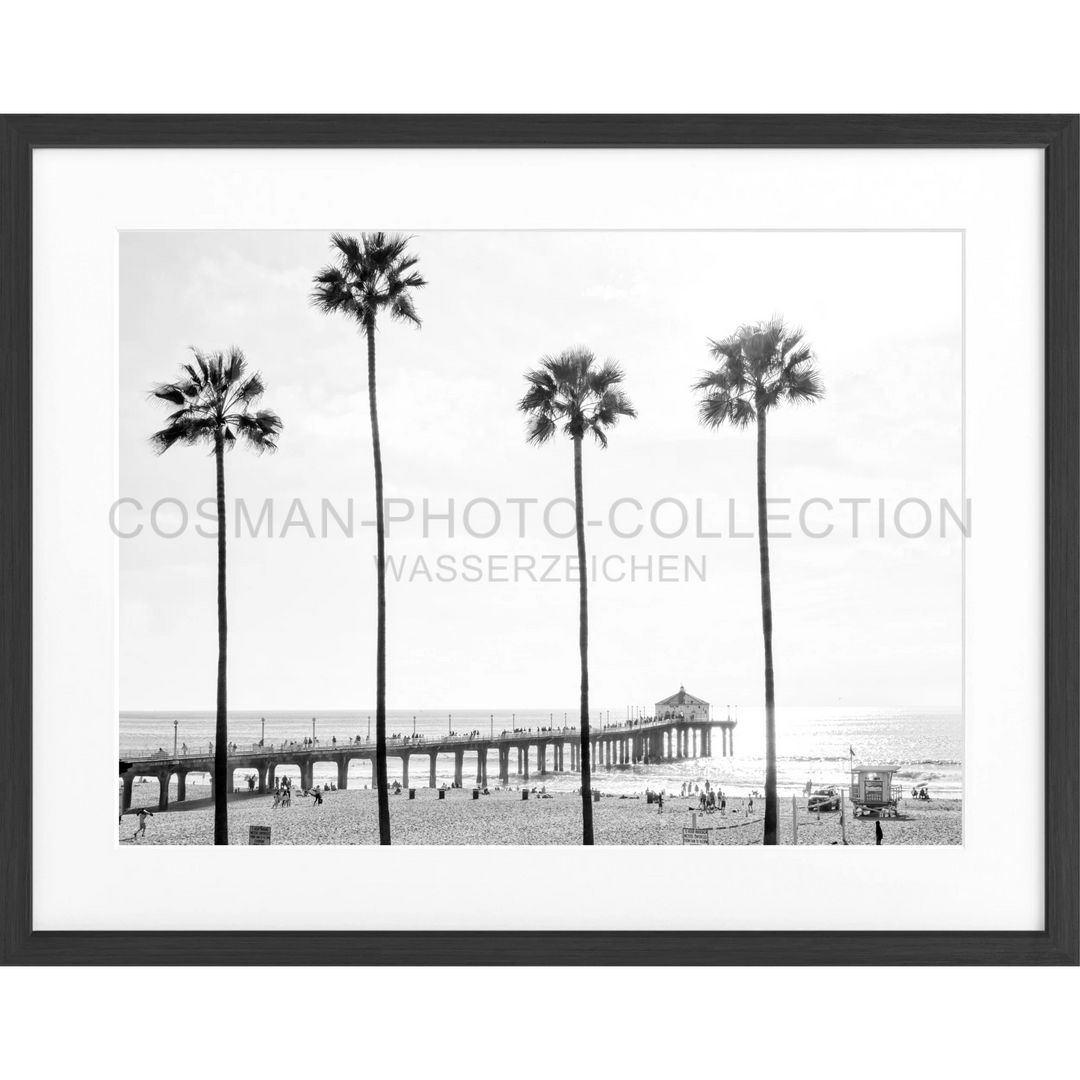 Schwarz-weiß-Fotografie eines Strandpier mit Palmen in Manhattan Beach, Kalifornien