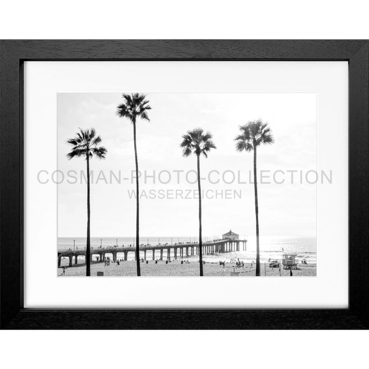 Schwarz-weißes Foto von Palmen und einem Pier am Manhattan Beach, Kalifornien