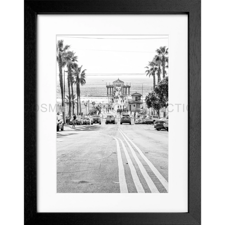 Schwarz-weißes Foto einer palmengesäumten Straße zum Manhattan Beach Pier Poster K194