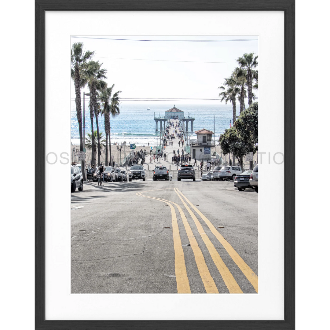 Palmbaum gesäumte Straße zum Manhattan Beach Pier auf dem Poster Kalifornien K194