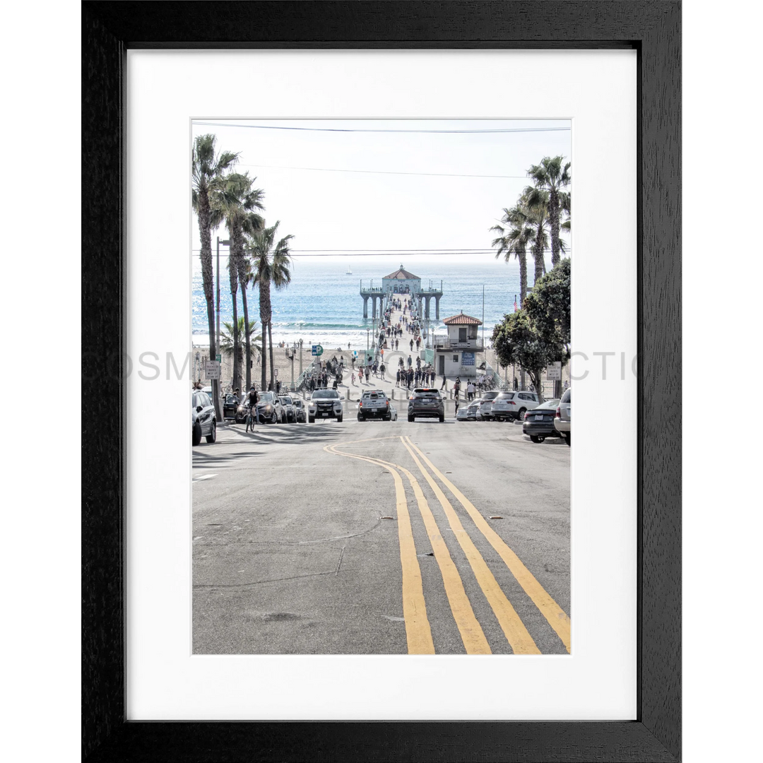 Schwarzrahmiges Poster von Manhattan Beach mit Palmenallee und Pier