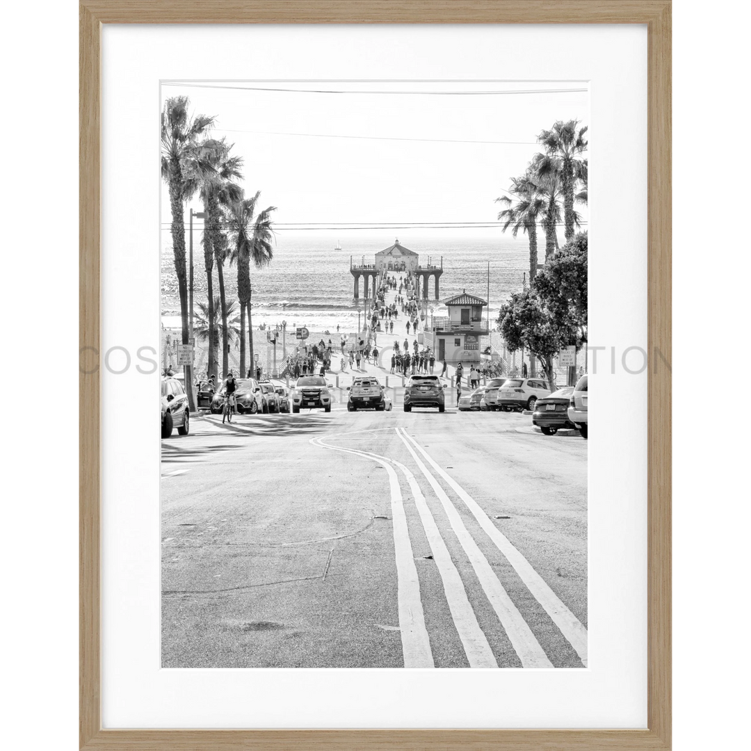 Schwarz-weiß-Fotografie einer palmengesäumten Straße zum Manhattan Beach Pier