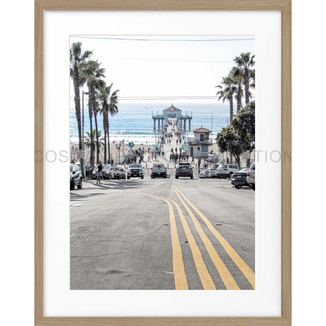 Palmbaumgesäumte Straße zum Manhattan Beach Pier auf dem Poster Kalifornien K194