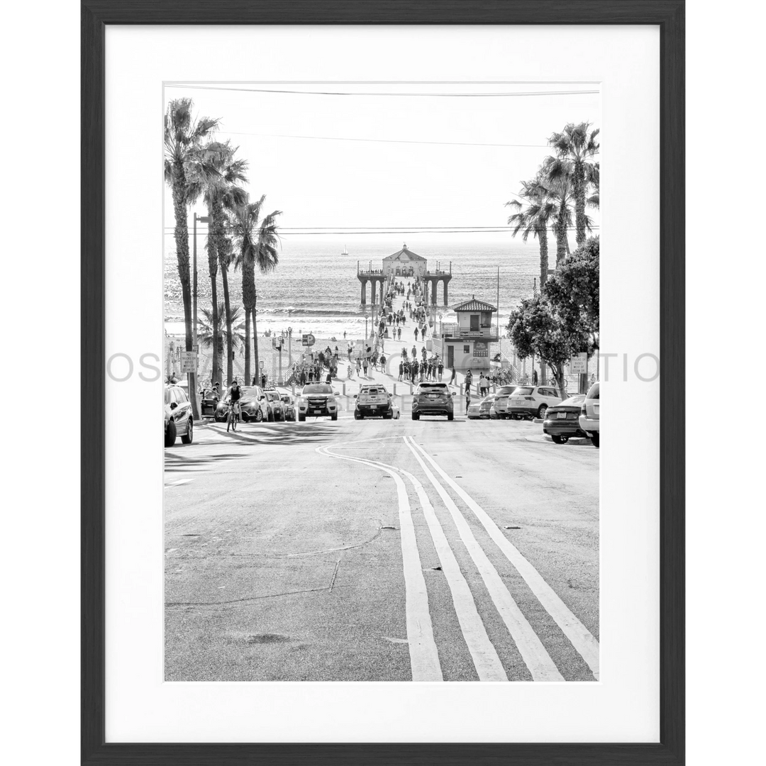 Schwarz-weiß Fotografie einer palmengesäumten Straße zum Strandpier in Manhattan Beach