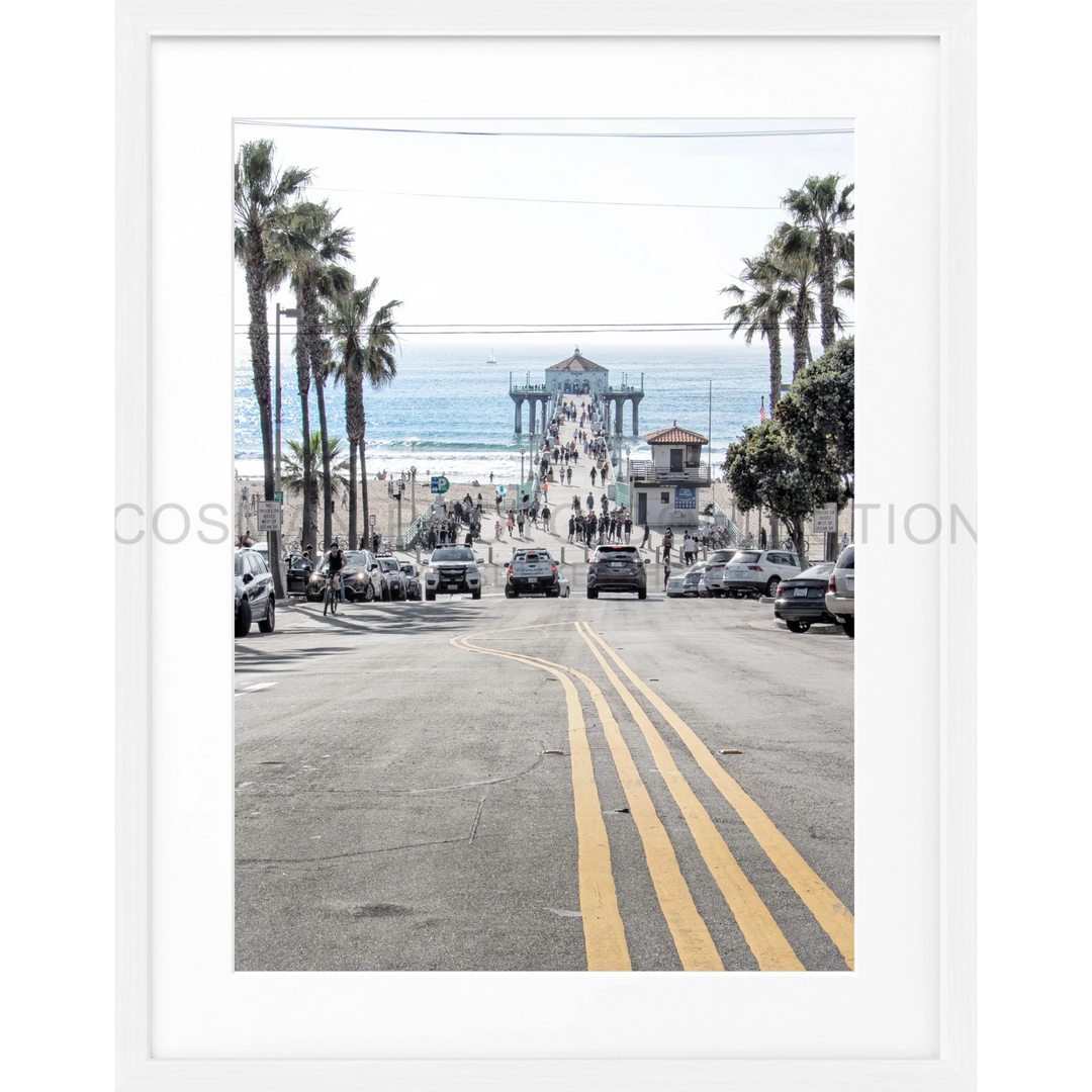 Palmbaum gesäumte Straße, die zum Manhattan Beach Pier führt in Poster Kalifornien K194