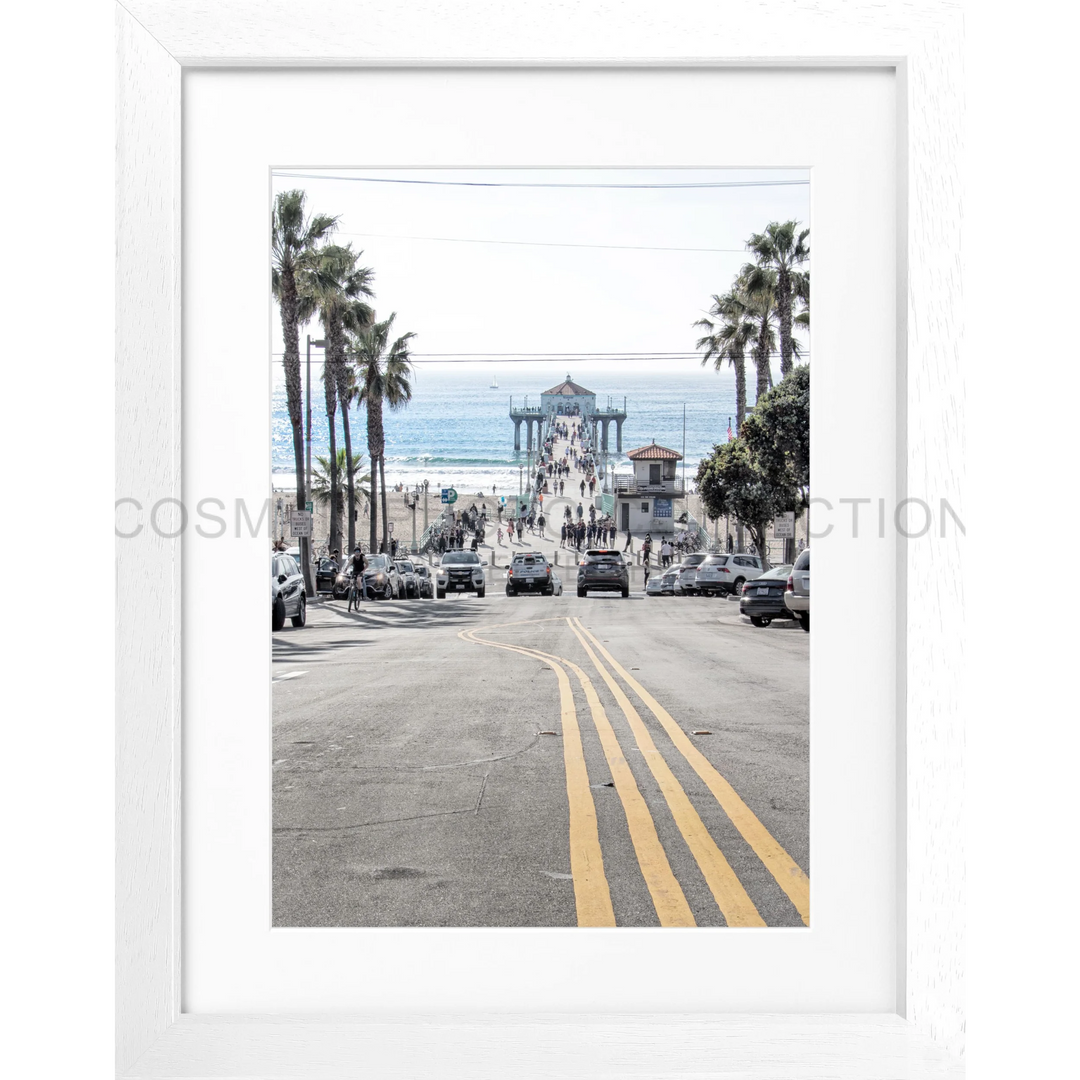 Palmbaum gesäumte Straße mit Aussicht auf Pier und Ozean in Manhattan Beach