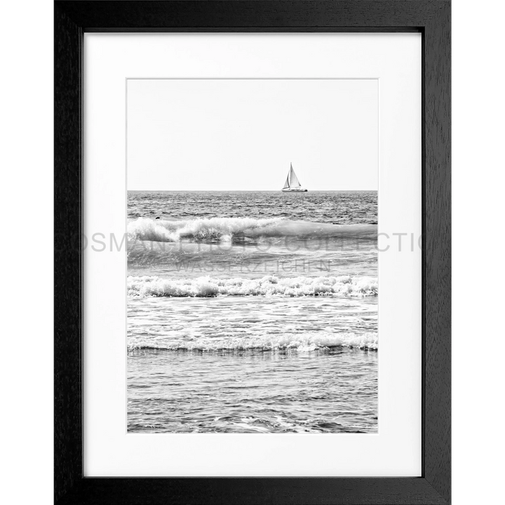 Schwarz-weiß Fotografie von Meereswellen mit einem Segelboot am Horizont