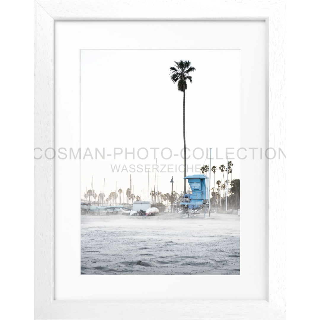 Gerahktes Foto eines Rettungsturms und Palmen an einem nebligen Strand in Santa Barbara