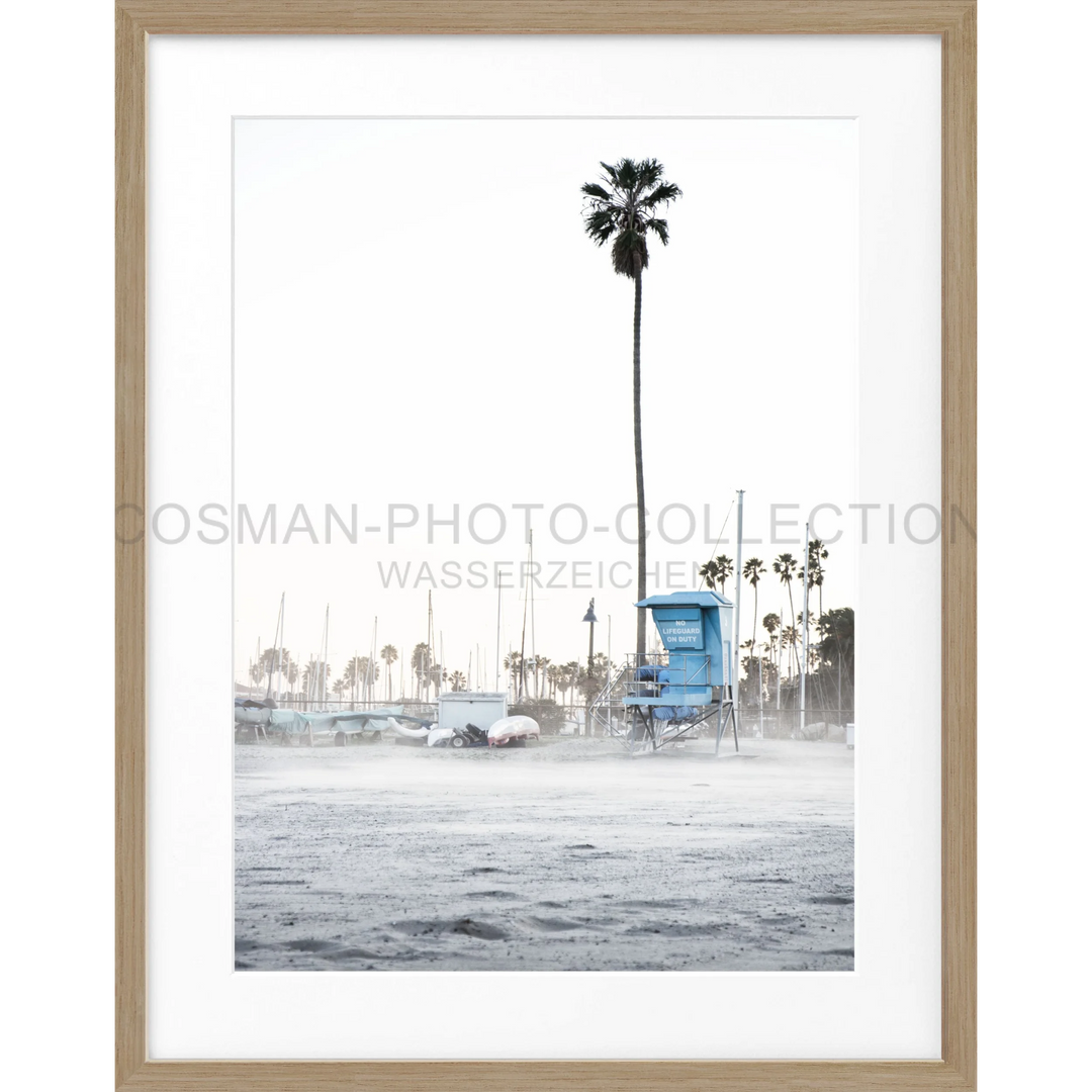 Gestelltes Strandfoto mit blauem Rettungsturm und hohen Palmen in Santa Barbara