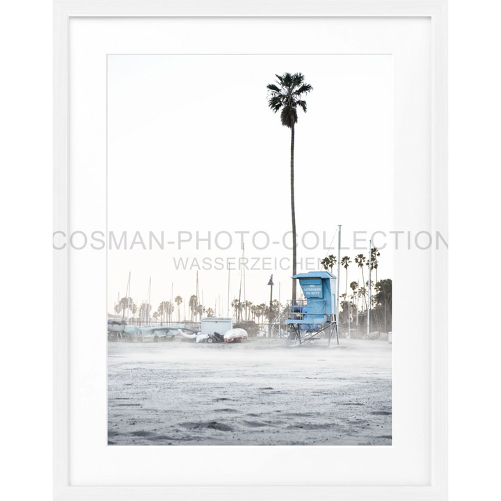 Blauer Rettungsturm mit hohen Palmen an einem nebligen Strand in Santa Barbara