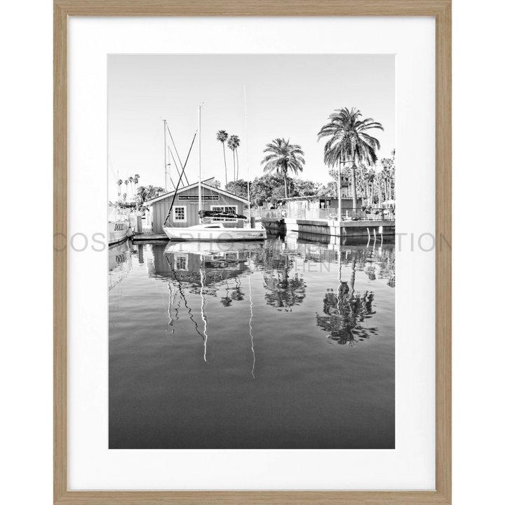 Gerahktes Schwarz-Weiß-Foto von Booten und Palmen im Hafen, Poster Kalifornien Santa Barbara