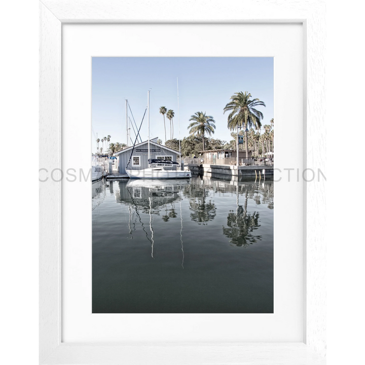 Boot im Hafen von Santa Barbara mit Palmenreflexion im ruhigen Wasser