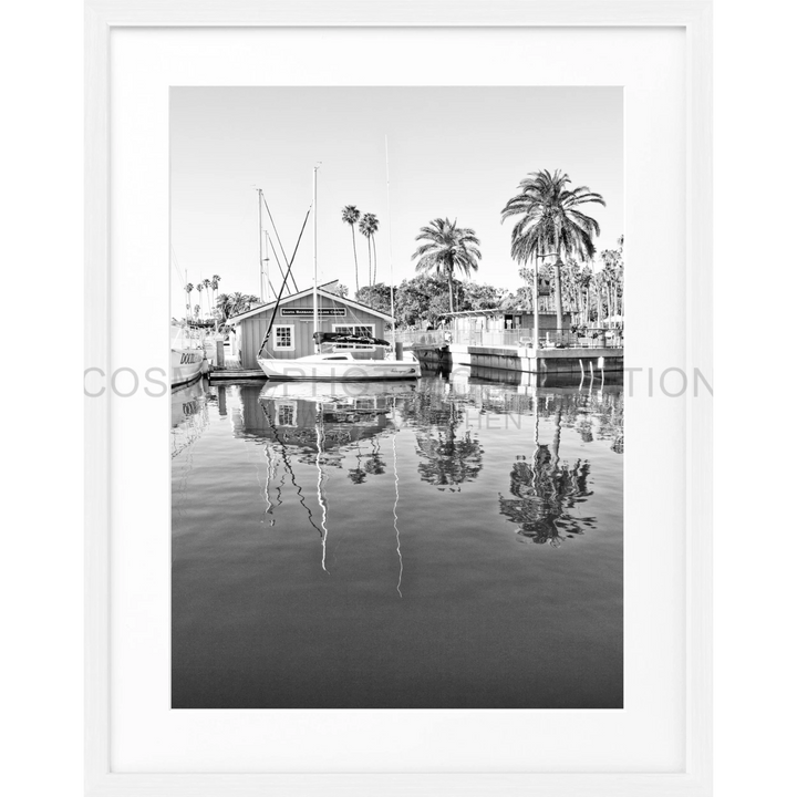 Boot im Hafen mit Palmenreflexion im ruhigen Wasser, Poster Kalifornien Santa Barbara