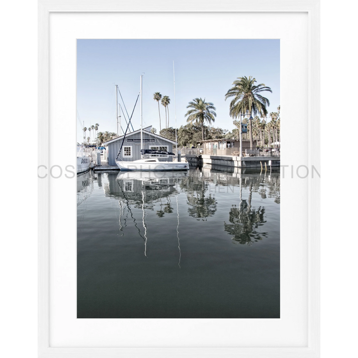 Weißes Boot an einem Marina-Dock, abgebildet auf dem Poster Kalifornien Santa Barbara Boat House K25