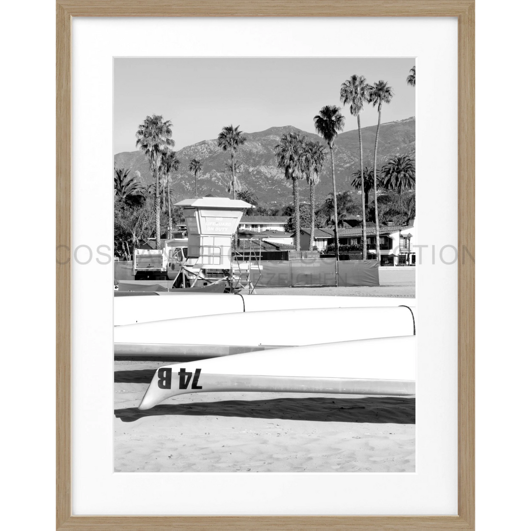 Lifeguard tower und Surfbrett am Strand in Santa Barbara, Kalifornien Poster K26