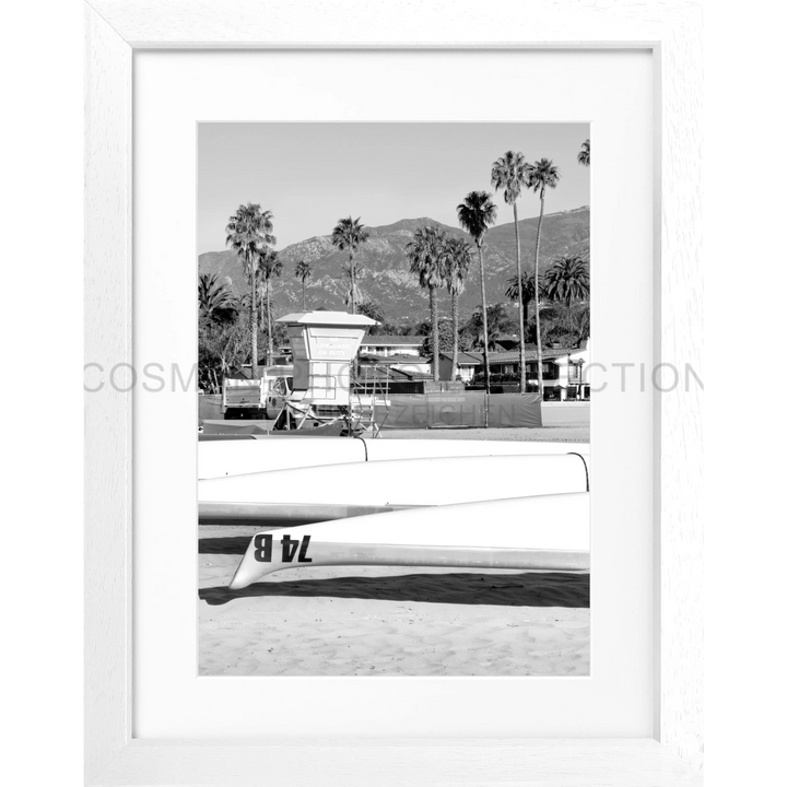 Schwarz-weiß Fotografie eines Lifeguard Towers mit Palmen in Santa Barbara