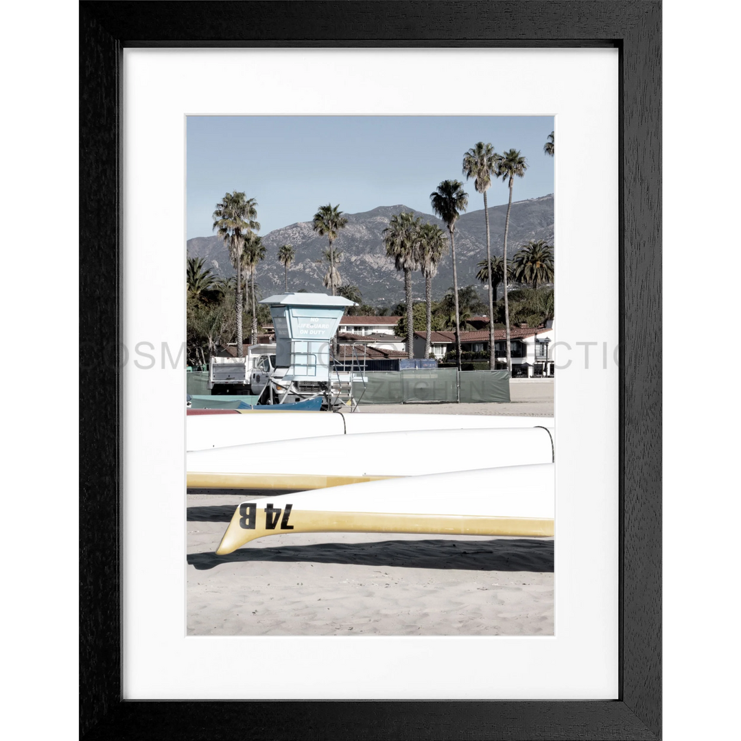 Rahmenfoto eines Rettungsturms mit Surfbrett am Strand in Santa Barbara