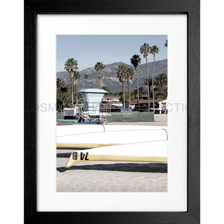 Rahmenfoto eines Rettungsturms mit Surfbrett am Strand in Santa Barbara