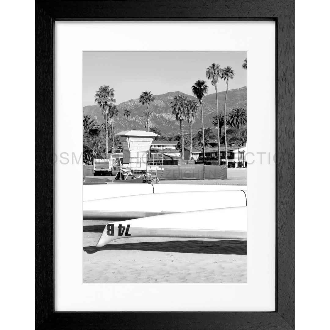 Schwarzweiß-Foto eines Rettungsturms und Palmen im Poster Kalifornien Santa Barbara K26