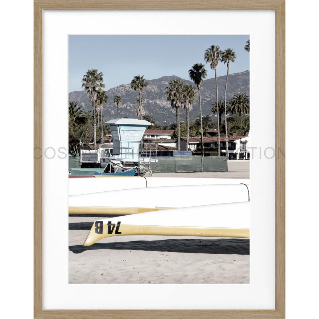 Lifeguard tower und gelbes Surfbrett am Strand von Santa Barbara, Kalifornien