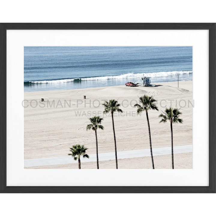 Palmen säumen einen Sandstrand mit einem Rettungsturm, Poster Kalifornien Santa Monica Beach K100