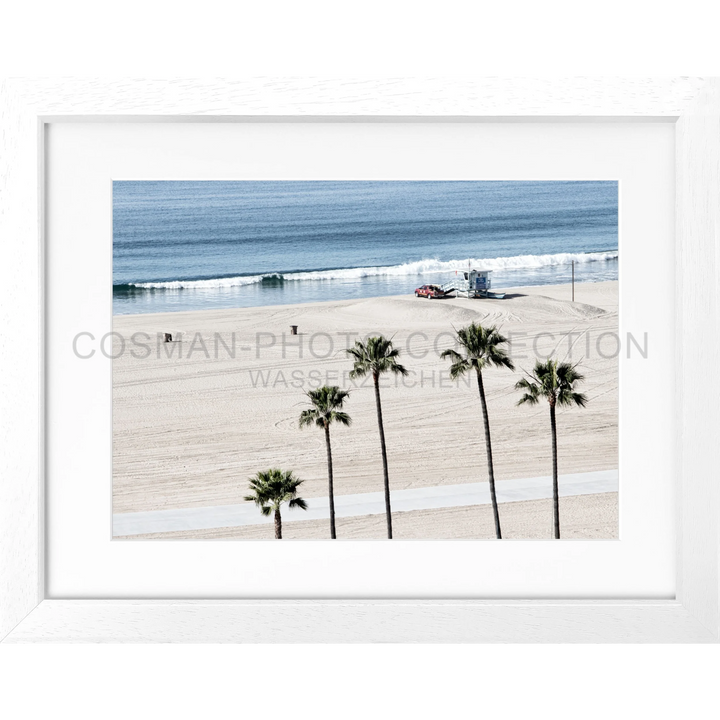 Palmen überblicken einen Sandstrand mit sanften Wellen im Poster Kalifornien Santa Monica