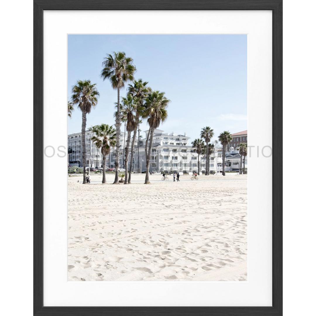 Palm trees am Sandstrand mit Strandgebäuden auf dem Poster Kalifornien Santa Monica Beach K111