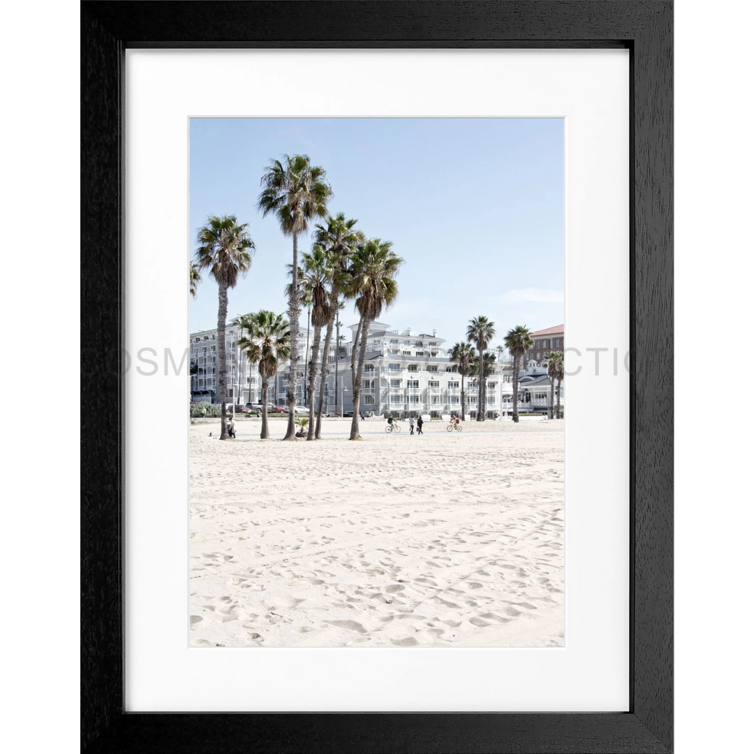 Gerahmtes Foto von Palmen und Strandgebäuden am Sandstrand von Santa Monica