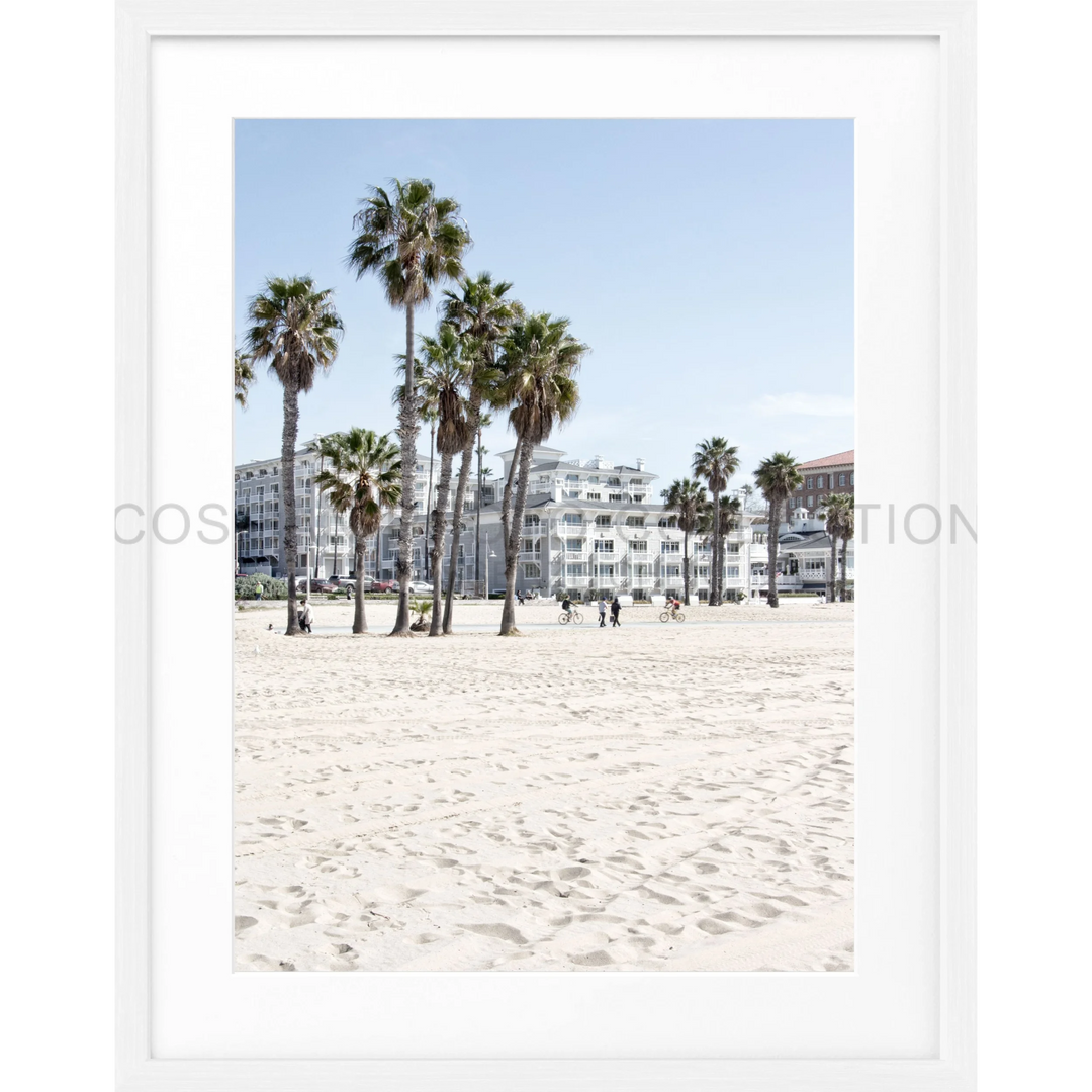 Palm trees am sandy beach mit Gebäuden in Poster Kalifornien Santa Monica Beach K111