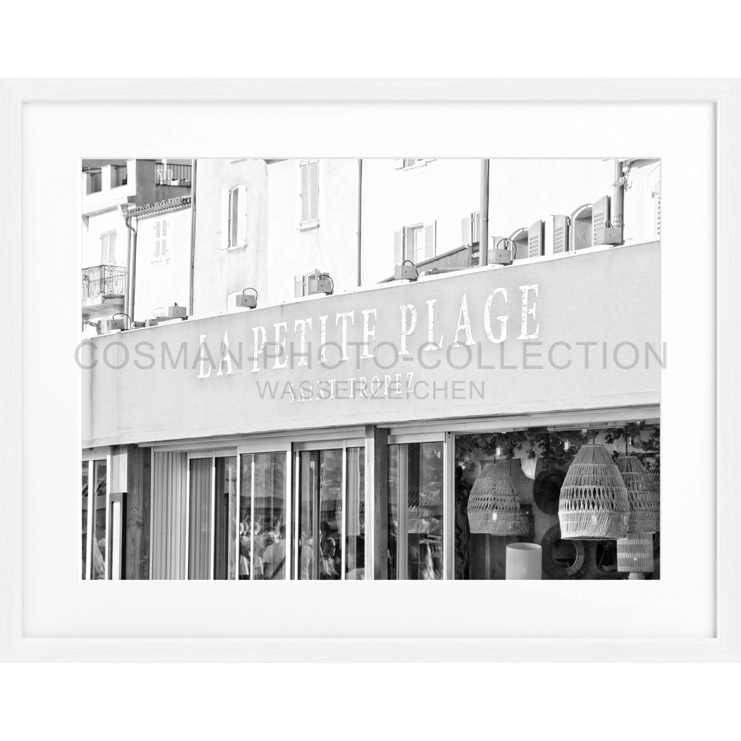 Schwarz-weiß-Fotografie eines Geschäfts mit PETITE PLAGE-Schild für Poster La Petite Plage