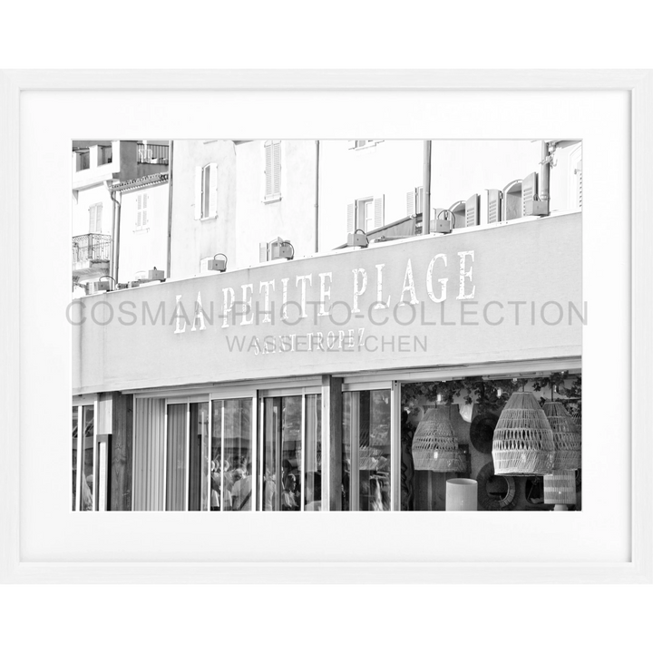 Schwarz-weiß-Fotografie eines Geschäfts mit PETITE PLAGE-Schild für Poster La Petite Plage