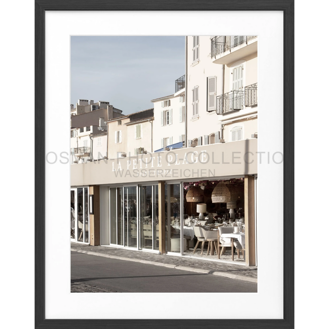 Französisches Café mit Außensitzplätzen und Glasfront in Saint Tropez