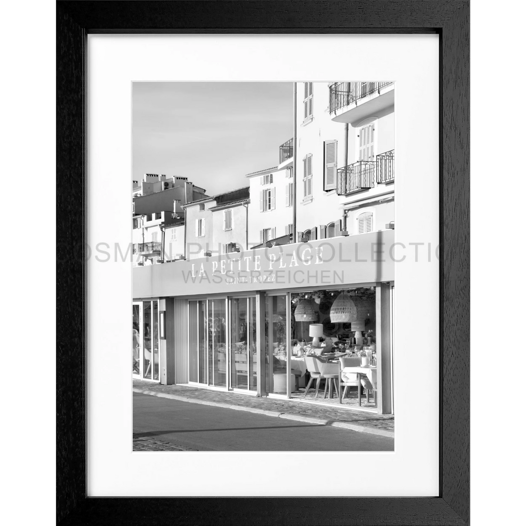 Schwarz-Weiß-Foto eines französischen Cafés mit Außensitzplätzen in Saint Tropez