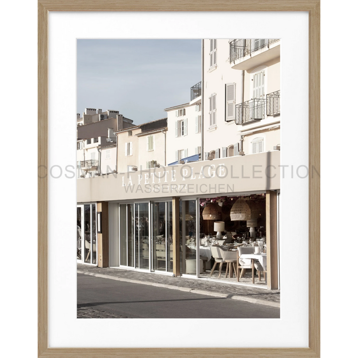 Französisches Straßencafé mit Außenbestuhlung und Schaufenstern in Saint Tropez