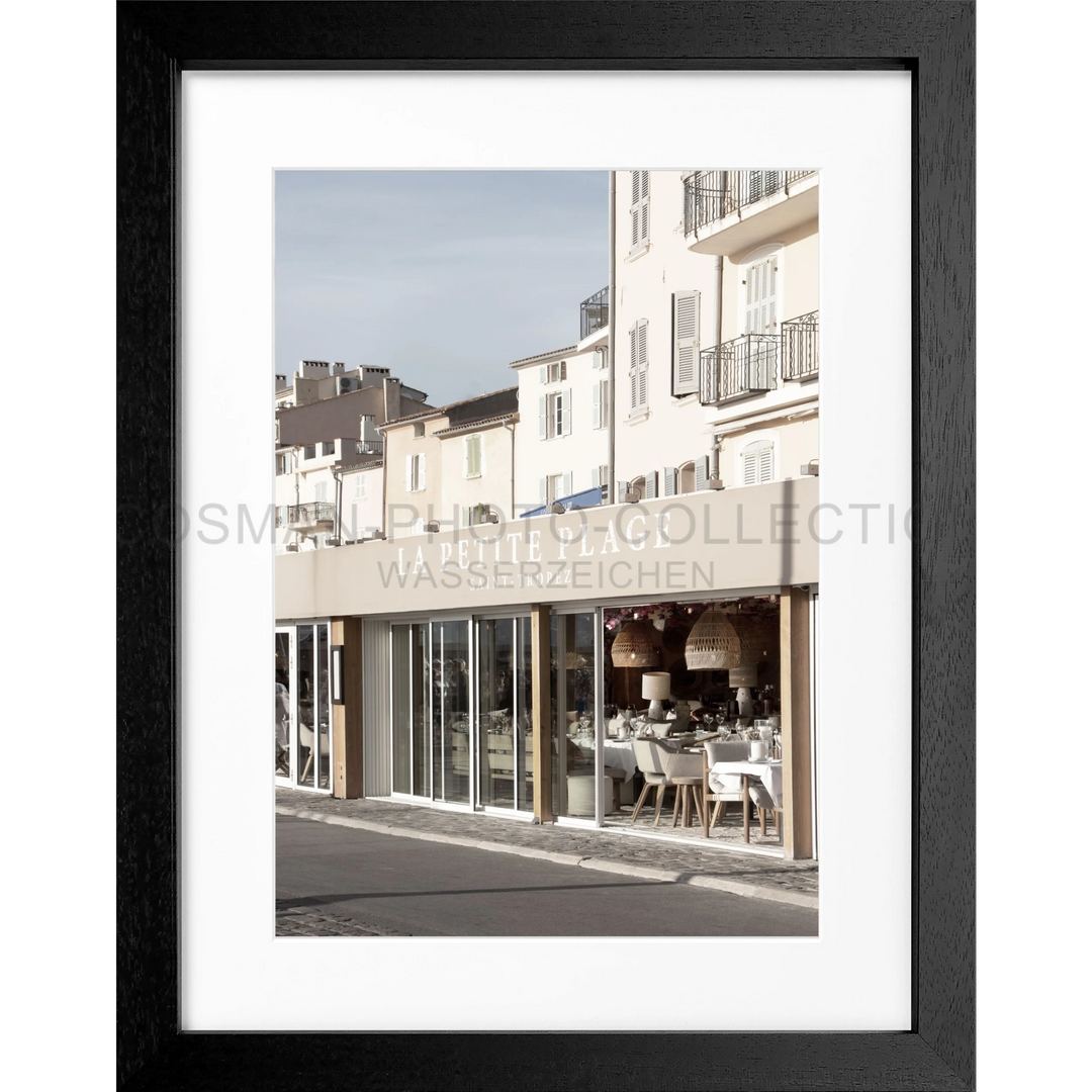 Gerahmtes Schwarz-Weiß-Foto eines Straßencafés mit Glasfenstern