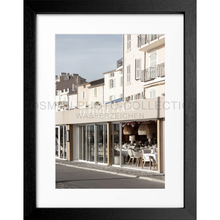 Gerahmtes Schwarz-Weiß-Foto eines Straßencafés mit Glasfenstern