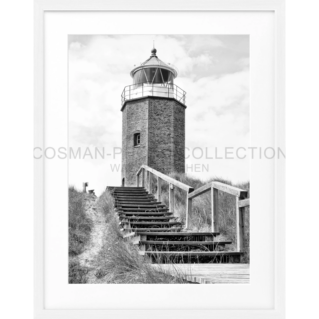 Steinfarbiger Leuchtturm mit Holzstufen zur Eingangstür auf Poster Leuchtturm Sylt