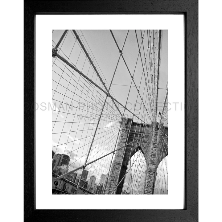 Schwarz-weiß-Fotografie der ikonischen Kabel und gotischen Bögen der Brooklyn Bridge