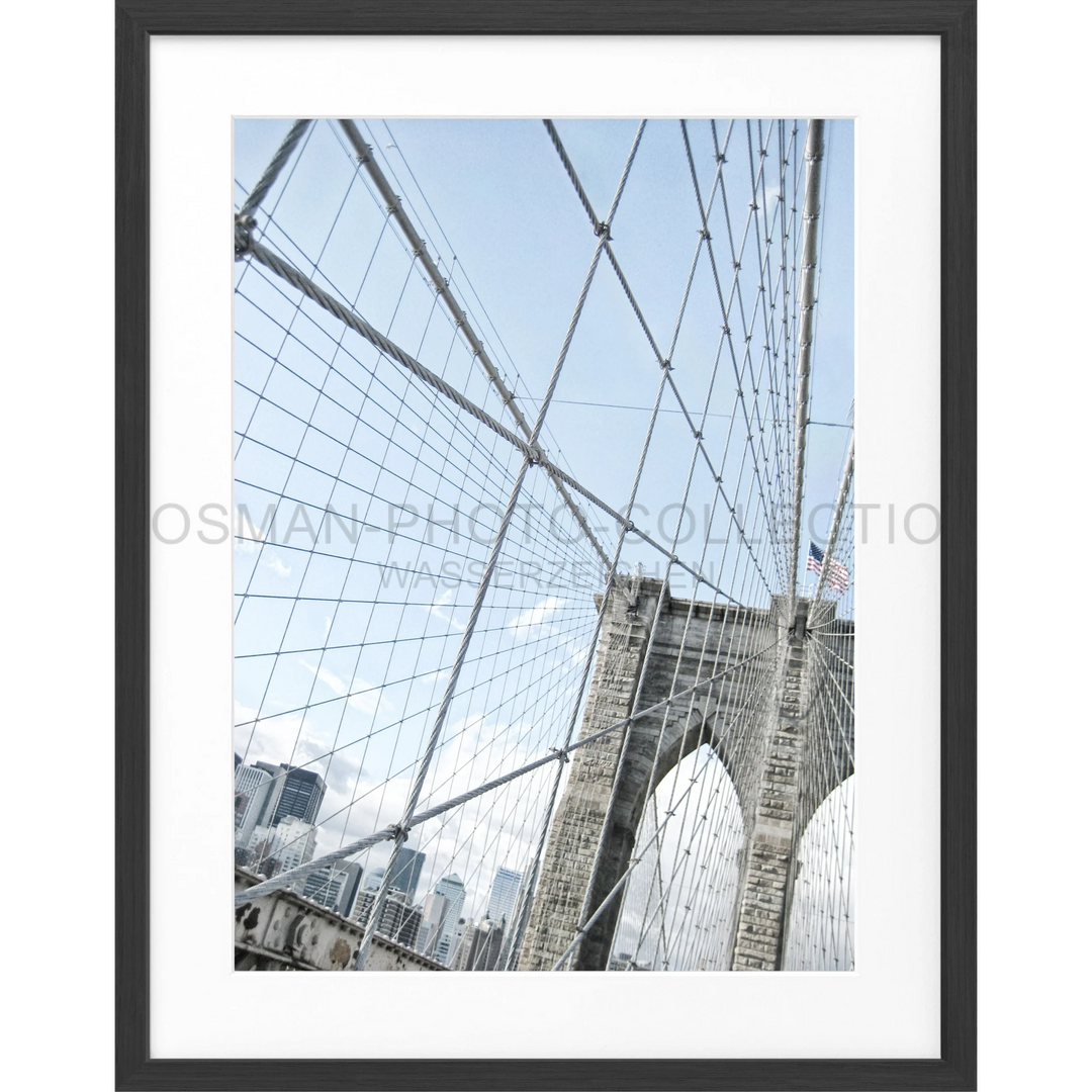 Ikonische Stahlseile und Steinturm der Brooklyn Bridge vor blauem Himmel auf Poster