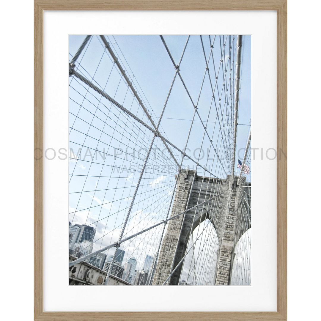 Brooklyn Bridge mit ikonischen Stahlkabeln und Steintürmen auf Poster New York NY102