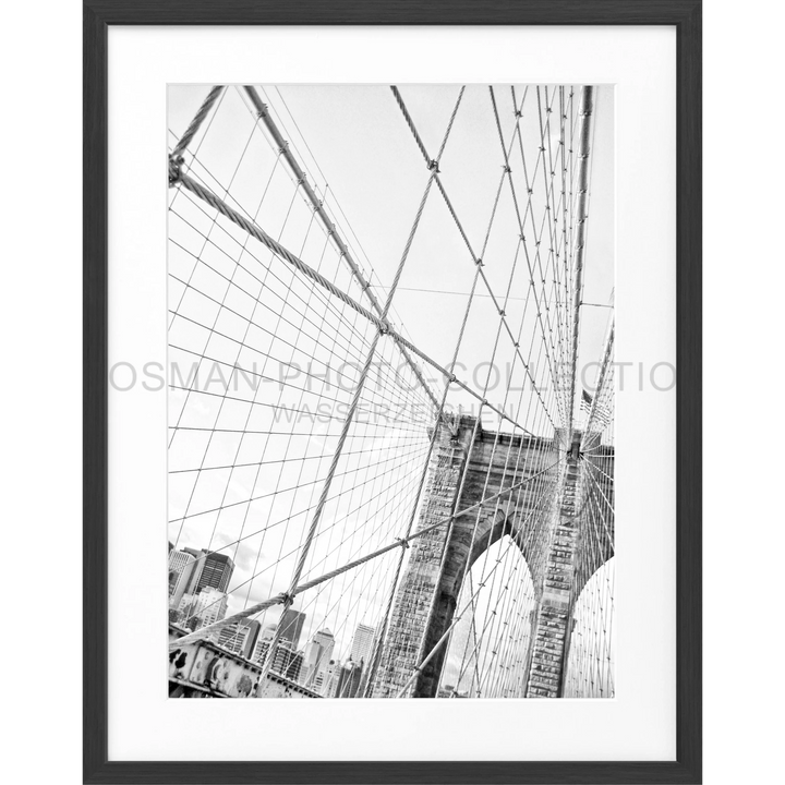 Schwarz-weiß Foto der Kabel und architektonischen Details der Brooklyn Bridge