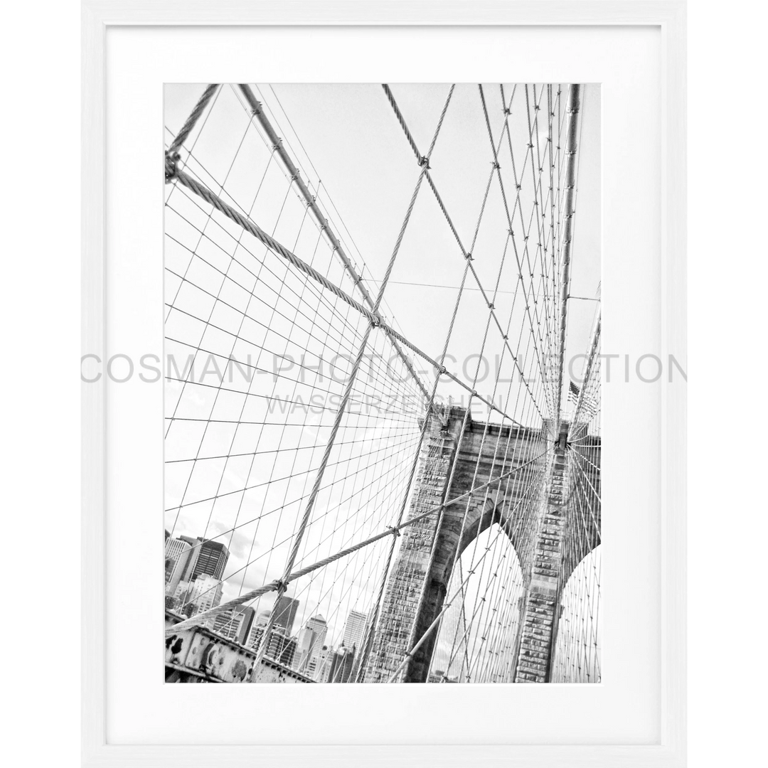 Schwarz-weiß-Foto der ikonischen Kabel und des Turms der Brooklyn Bridge