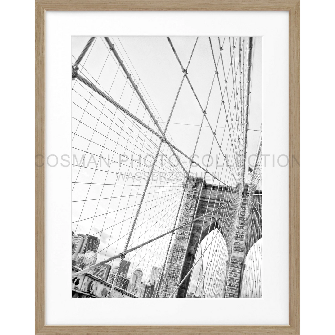 Schwarz-weiß Architekturaufnahme der Kabel und des Turms der Brooklyn Bridge